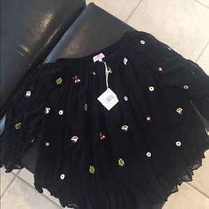 Feminine and pretty 100%viscose embroidered top